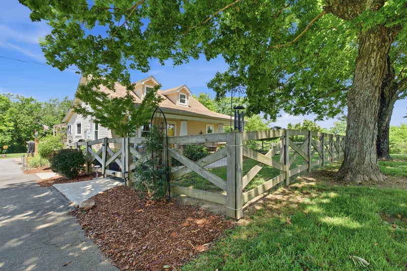 1300 Oak Grove Rd, Dickson, TN 37055