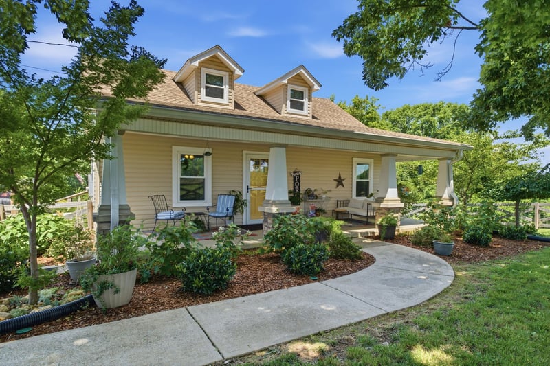 1300 Oak Grove Rd, Dickson, TN 37055
