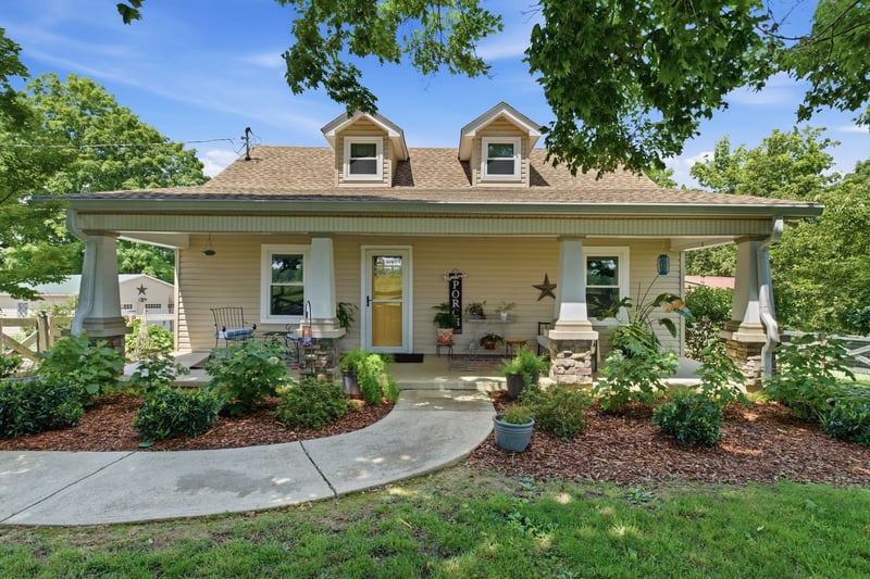 1300 Oak Grove Rd, Dickson, TN 37055