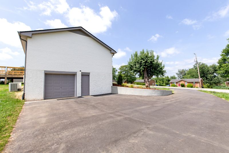 708 Volunteer Dr, White House, TN 37188