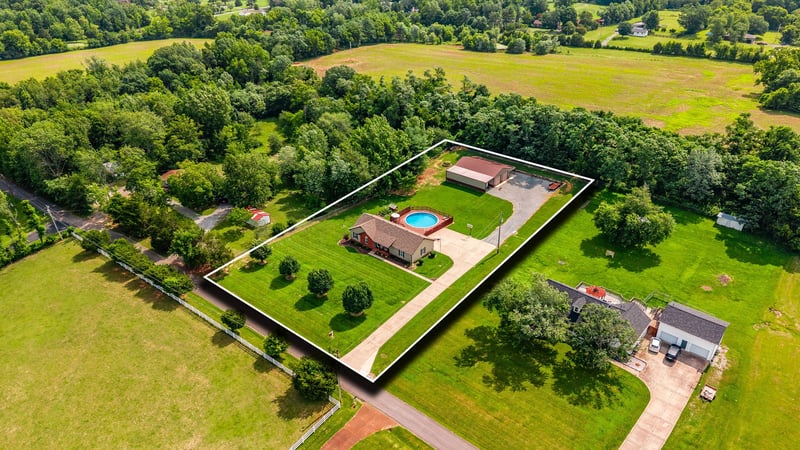 2205 Howell Rd, Greenbrier, TN 37073