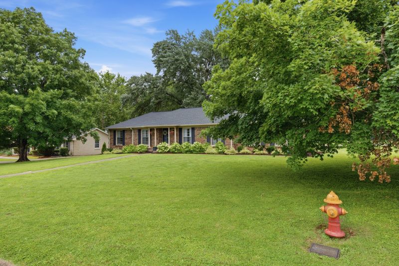 717 Harpeth Bend Dr, Nashville, TN 37221