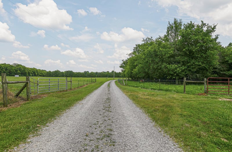 3130 Luke Moser Rd, Columbia, TN 38401
