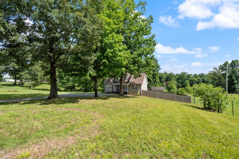 1099 Old County House Rd, Charlotte, TN 37036