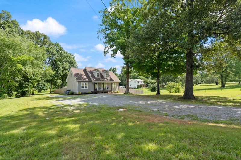 1099 Old County House Rd, Charlotte, TN 37036