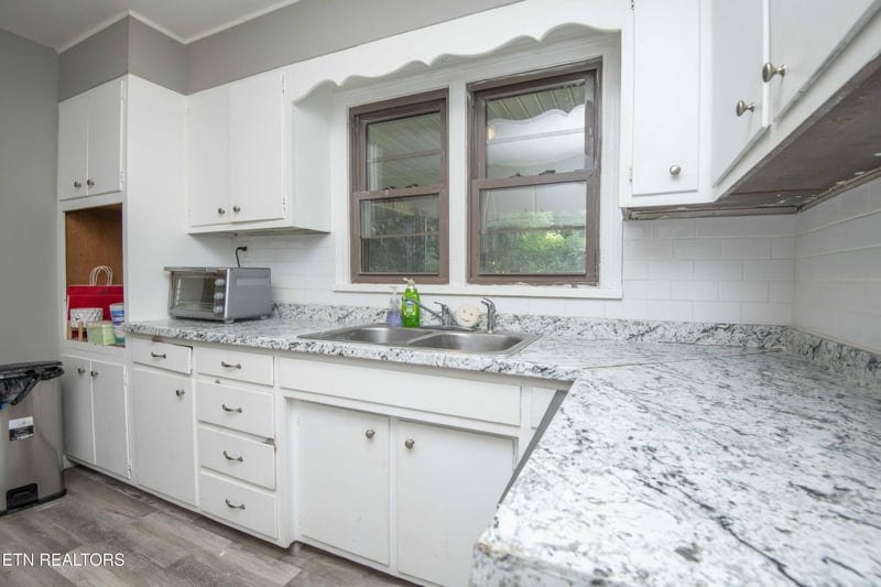 325 W Hills Dr, Lenoir City, TN 37771