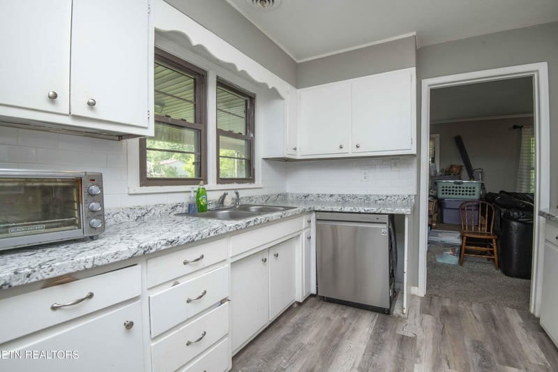 325 W Hills Dr, Lenoir City, TN 37771