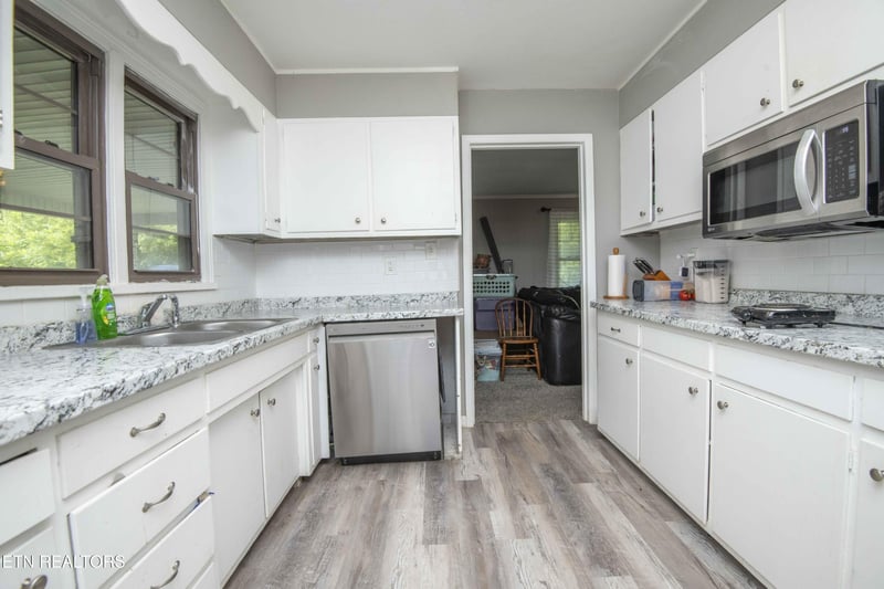 325 W Hills Dr, Lenoir City, TN 37771
