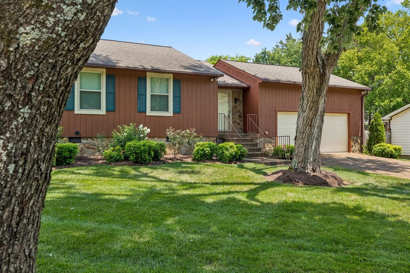 653 Mercer Dr, Hermitage, TN 37076