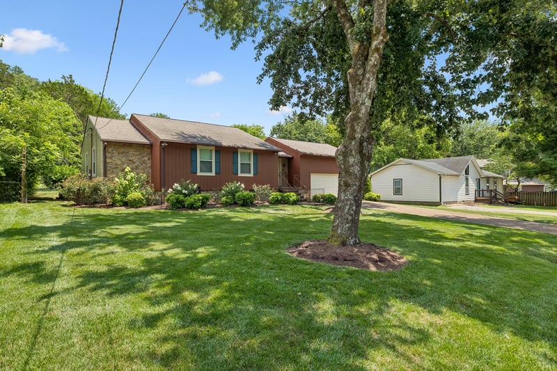 653 Mercer Dr, Hermitage, TN 37076