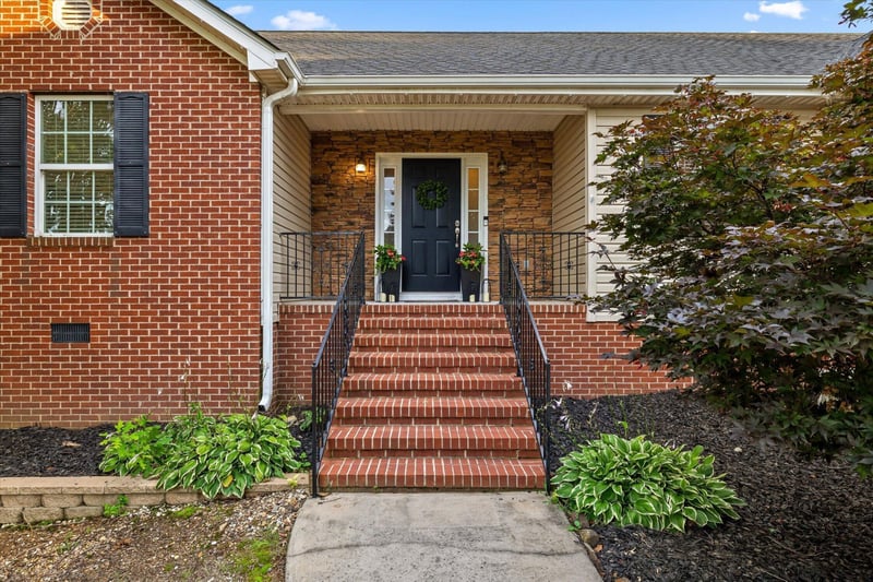 239 Kailors Cove Cir, Ringgold, GA 30736
