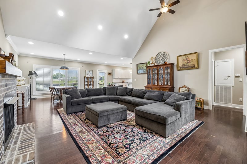 1002 Douglas Ct, Dickson, TN 37055