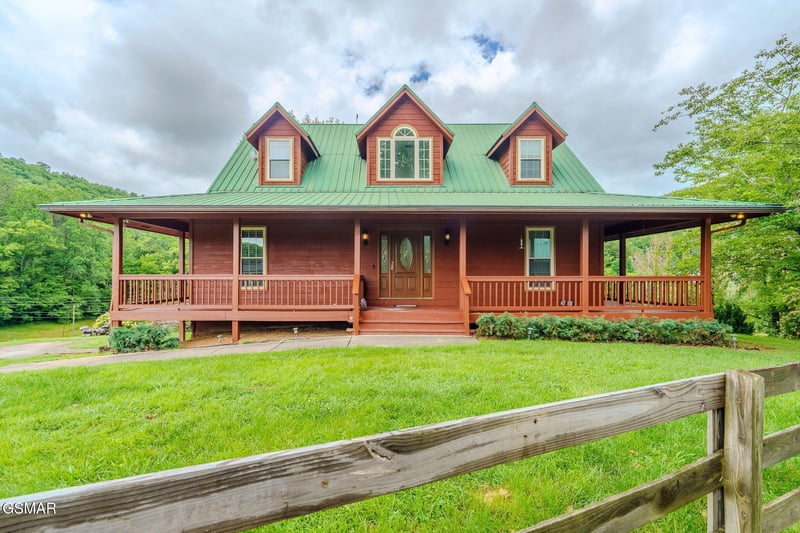 1602 Cove Crest Dr, Sevierville, TN 37862