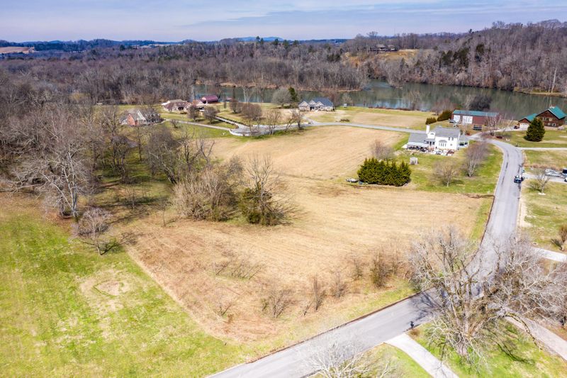 13 Broad River Ln, Sevierville, TN 37862