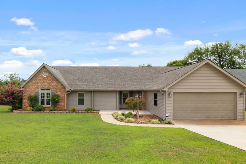 215 Oakview Cir, Killen, AL 35645