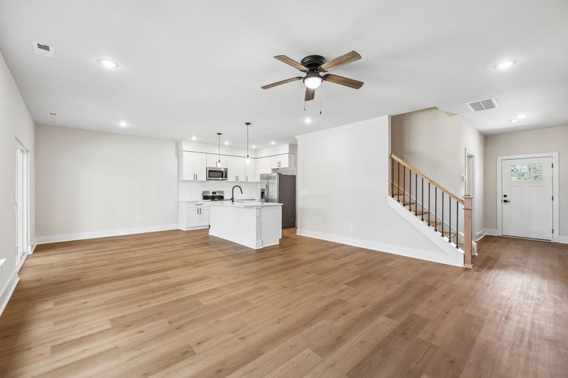 1048 Stagecoach Dr, White House, TN 37188