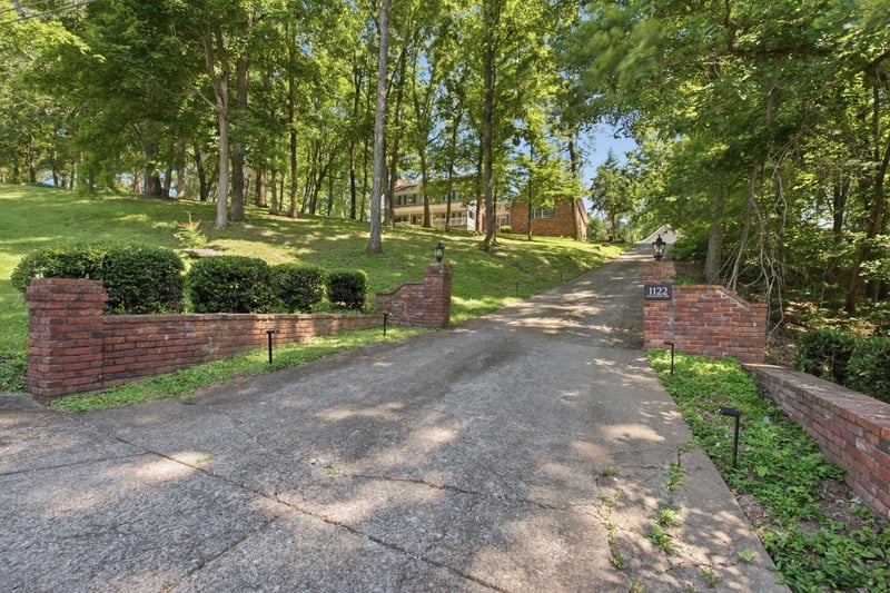 1122 Longview Dr, Hendersonville, TN 37075