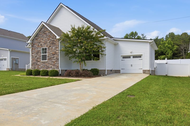 1005 Sycamore Rdg E, Burns, TN 37029