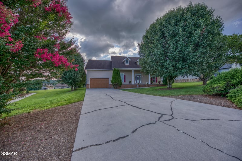 1833 Edward Dr, Sevierville, TN 37876