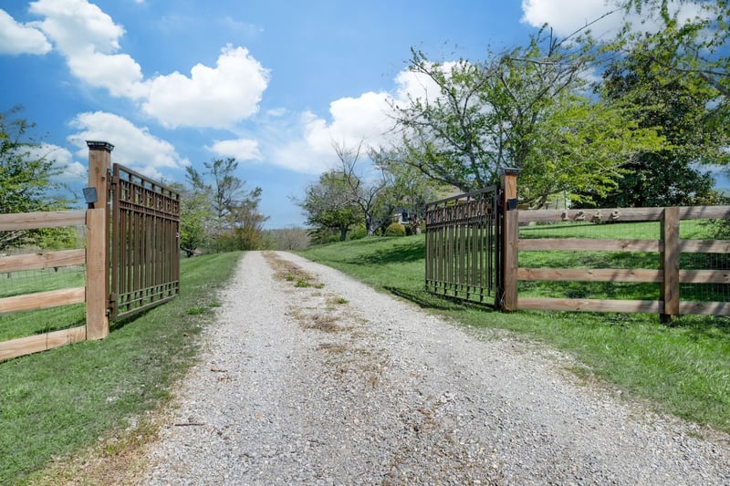 1249 White Rd, Bon Aqua, TN 37025