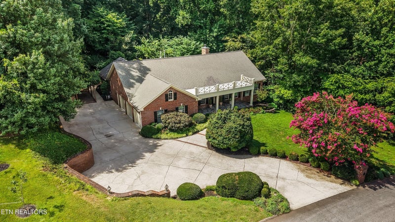 5520 Heathrow Dr, Knoxville, TN 37919