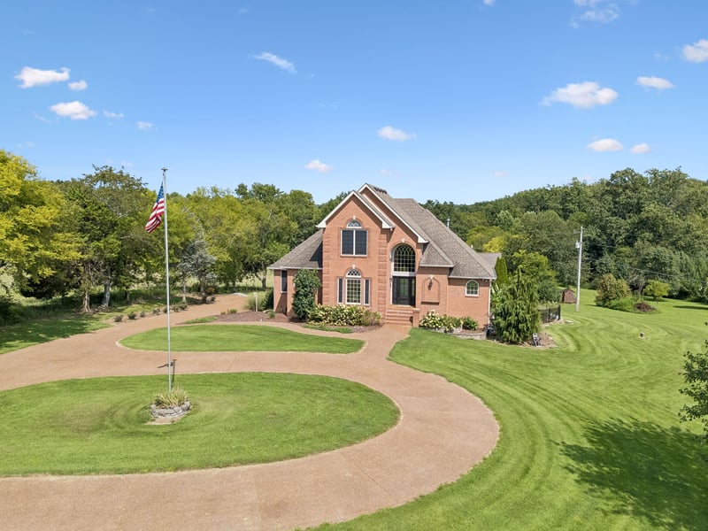 2155 Lake Rd, Greenbrier, TN 37073