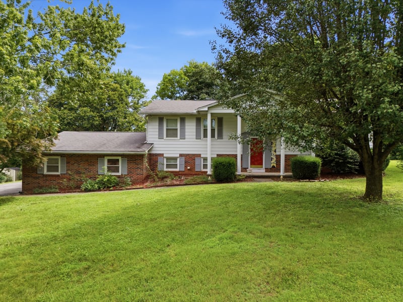 3088 Dixie Lee Cir, Lenoir City, TN 37772