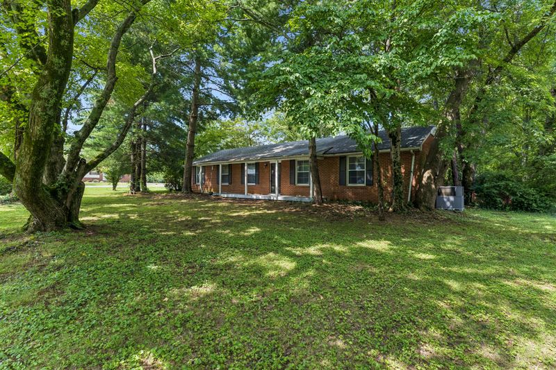 1810 Foxdale Dr, Murfreesboro, TN 37130