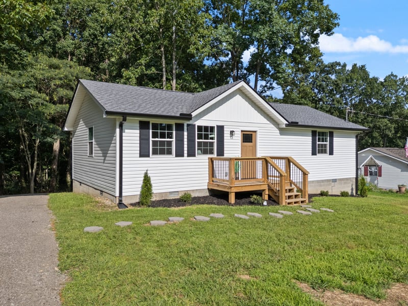 1101 Chestnut Dr, Burns, TN 37029
