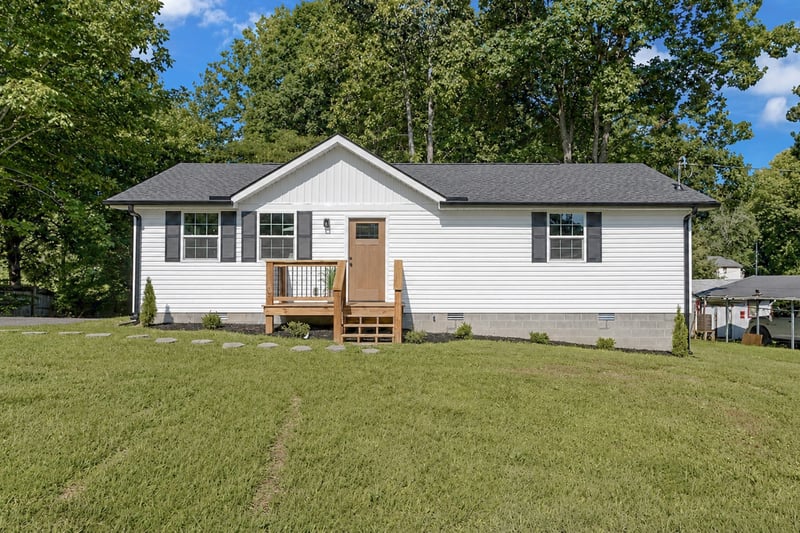1101 Chestnut Dr, Burns, TN 37029