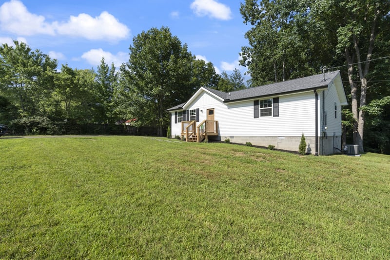 1101 Chestnut Dr, Burns, TN 37029