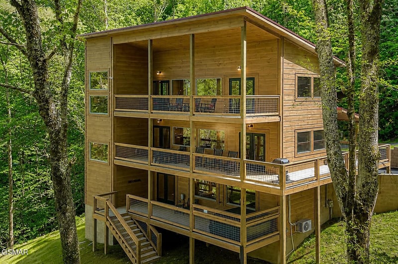 2252 Misty Shadows Dr, Sevierville, TN 37862