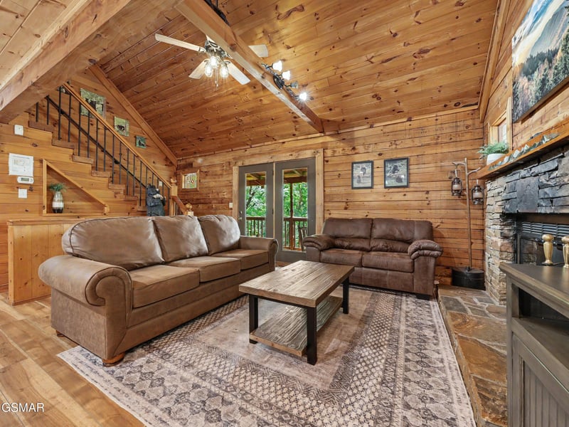 910 Ski View Ln, Sevierville, TN 37876