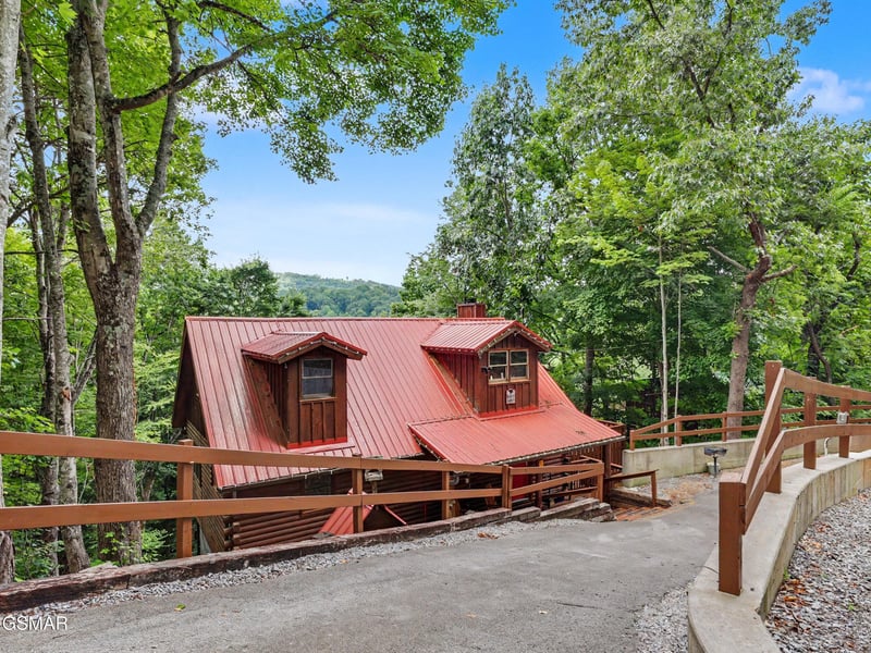 910 Ski View Ln, Sevierville, TN 37876