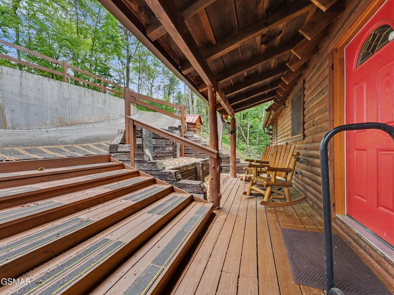 910 Ski View Ln, Sevierville, TN 37876