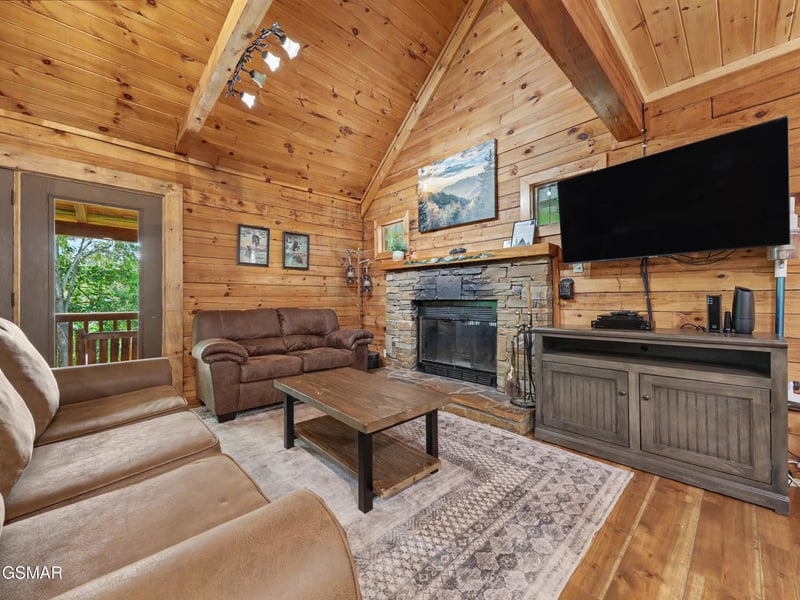 910 Ski View Ln, Sevierville, TN 37876