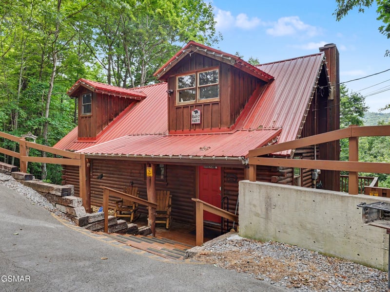 910 Ski View Ln, Sevierville, TN 37876