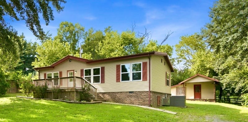 306 Stagecoach Rd, White Bluff, TN 37187
