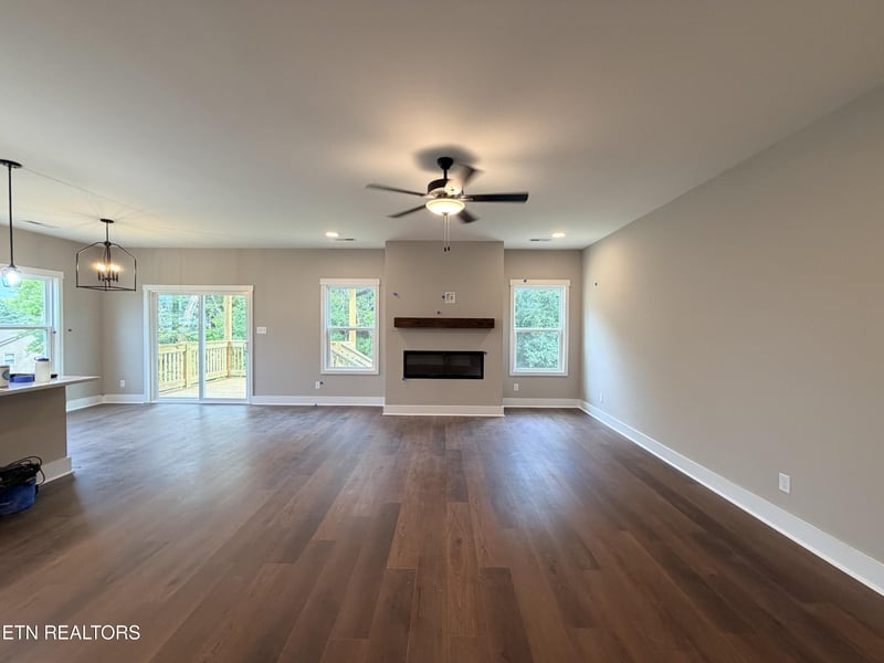 222 English Oak Ln, Lenoir City, TN 37771