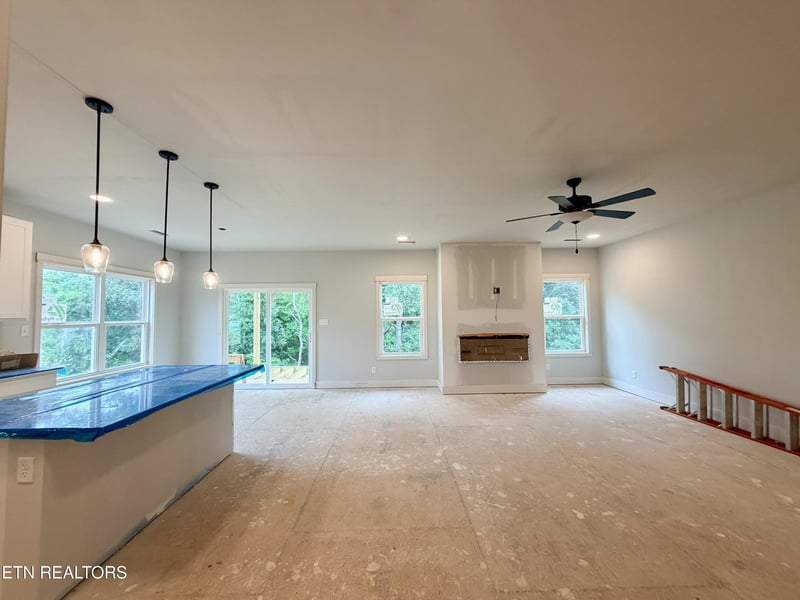 222 English Oak Ln, Lenoir City, TN 37771