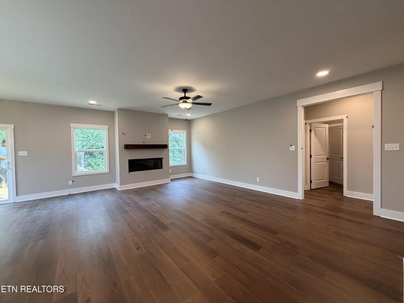 222 English Oak Ln, Lenoir City, TN 37771