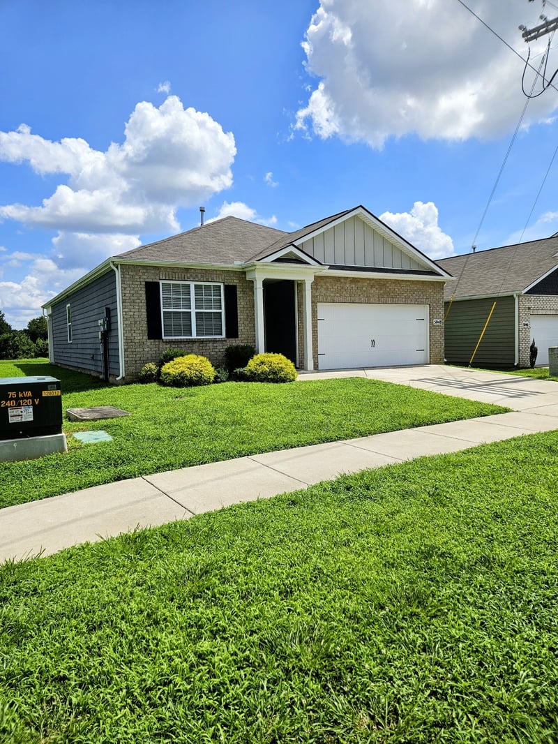 5048 Hunters Village Dr E, Lebanon, TN 37087