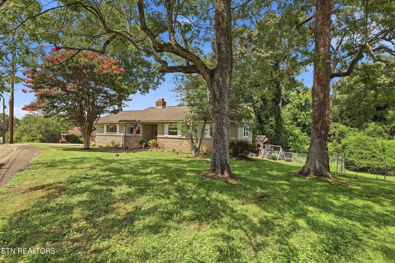 102 Nolan Rd, Oak Ridge, TN 37830