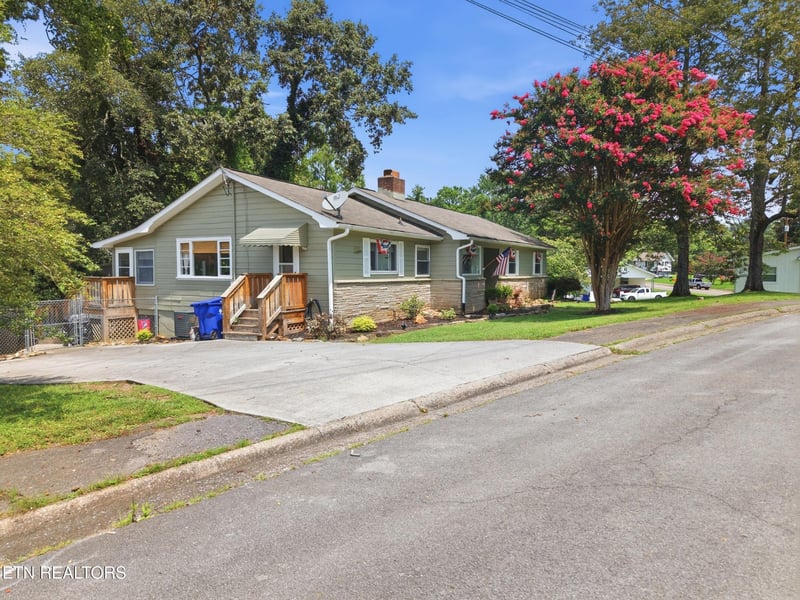 102 Nolan Rd, Oak Ridge, TN 37830