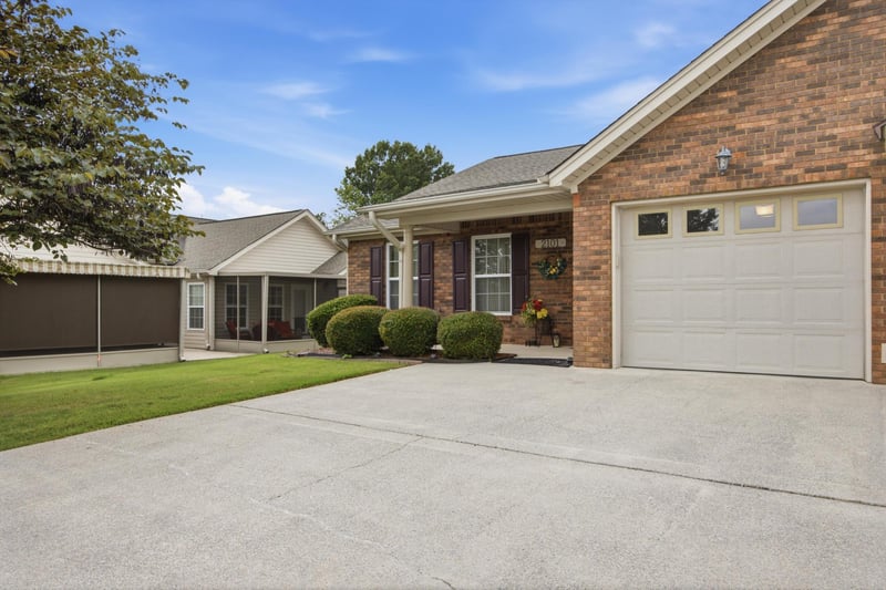 2101 Applebrook Dr, Rossville, GA 30741