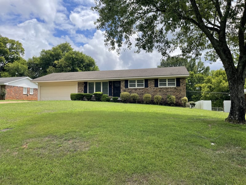 421 E Lakeside Dr E, Florence, AL 35630
