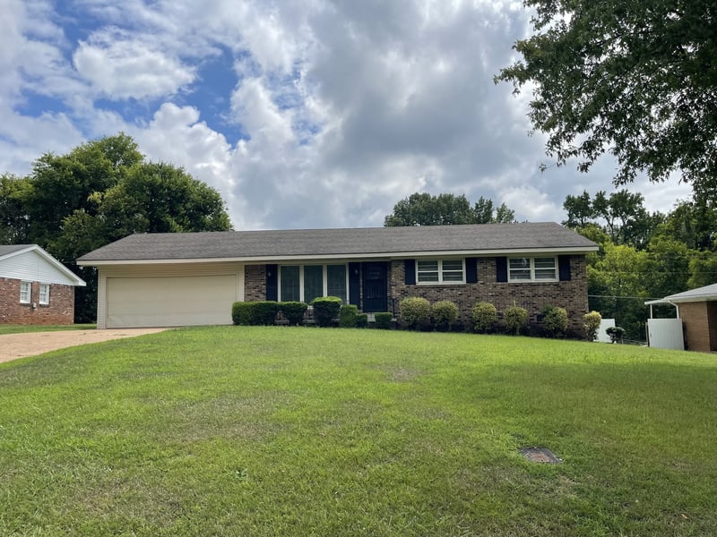 421 E Lakeside Dr E, Florence, AL 35630