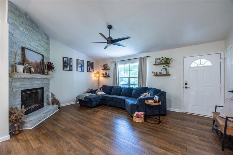 860 Anchor Dr, Lenoir City, TN 37771