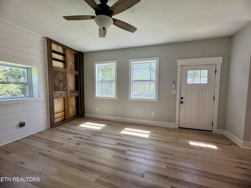 128 Crisp Rd, Lenoir City, TN 37771