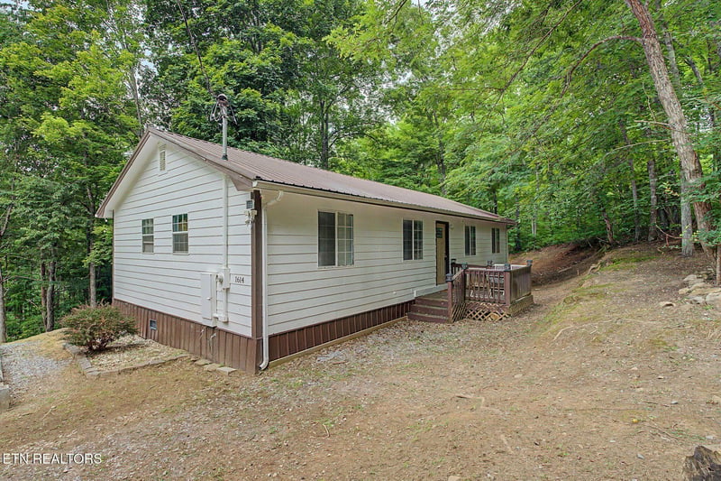 1614 Dogwood St, Sevierville, TN 37876